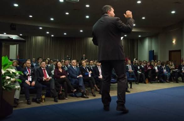 Nelson Basílio em palco numa palestra